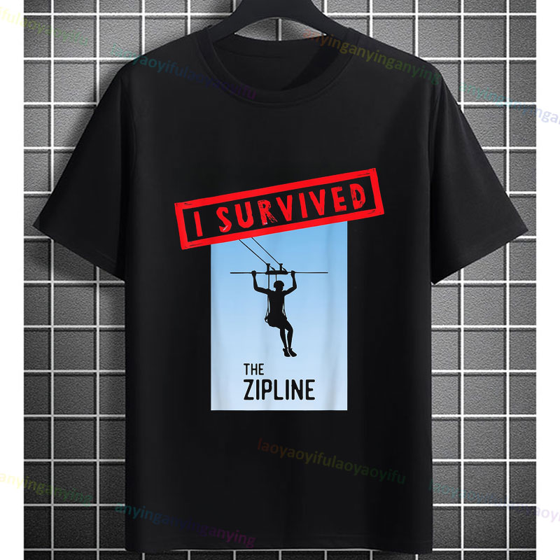 Outdoor Adventure Zipline - เสื้อยืดลายกราฟิกการผจญภัยตลกๆ “ฉันเอาชีวิตรอดจากการเล่นซิปไลน์” ผลิตจากผ้าฝ้ายแท้ แขนสั้น สไตล์ลำลอง เหมาะสำหรับกิจกรรมกลางแจ้ง